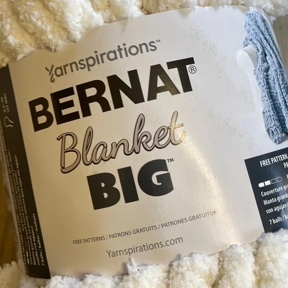 NWT Yarnspirations BERNAT Blanket BIG Vintage white 32 yards yarn knit jumbo 7 - Picture 3 of 6